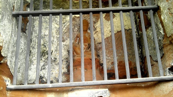 Кто его посадит? Он же каменный!